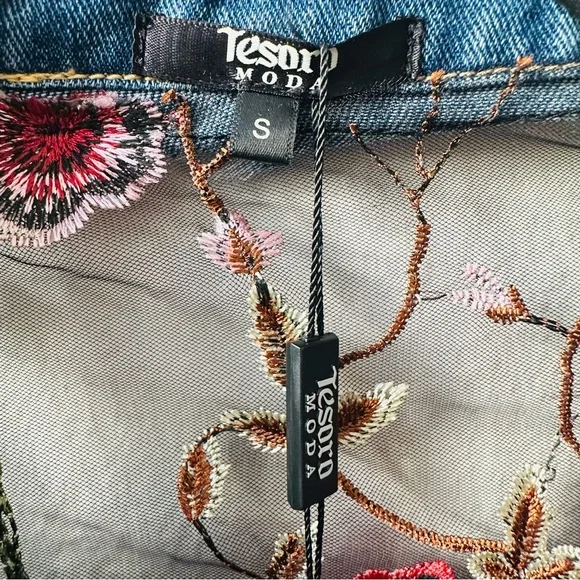 NWT Tesoro Moda Denim Jacket with Floral Lace Accents Blue Women’s Size Small - Picture 4 of 5